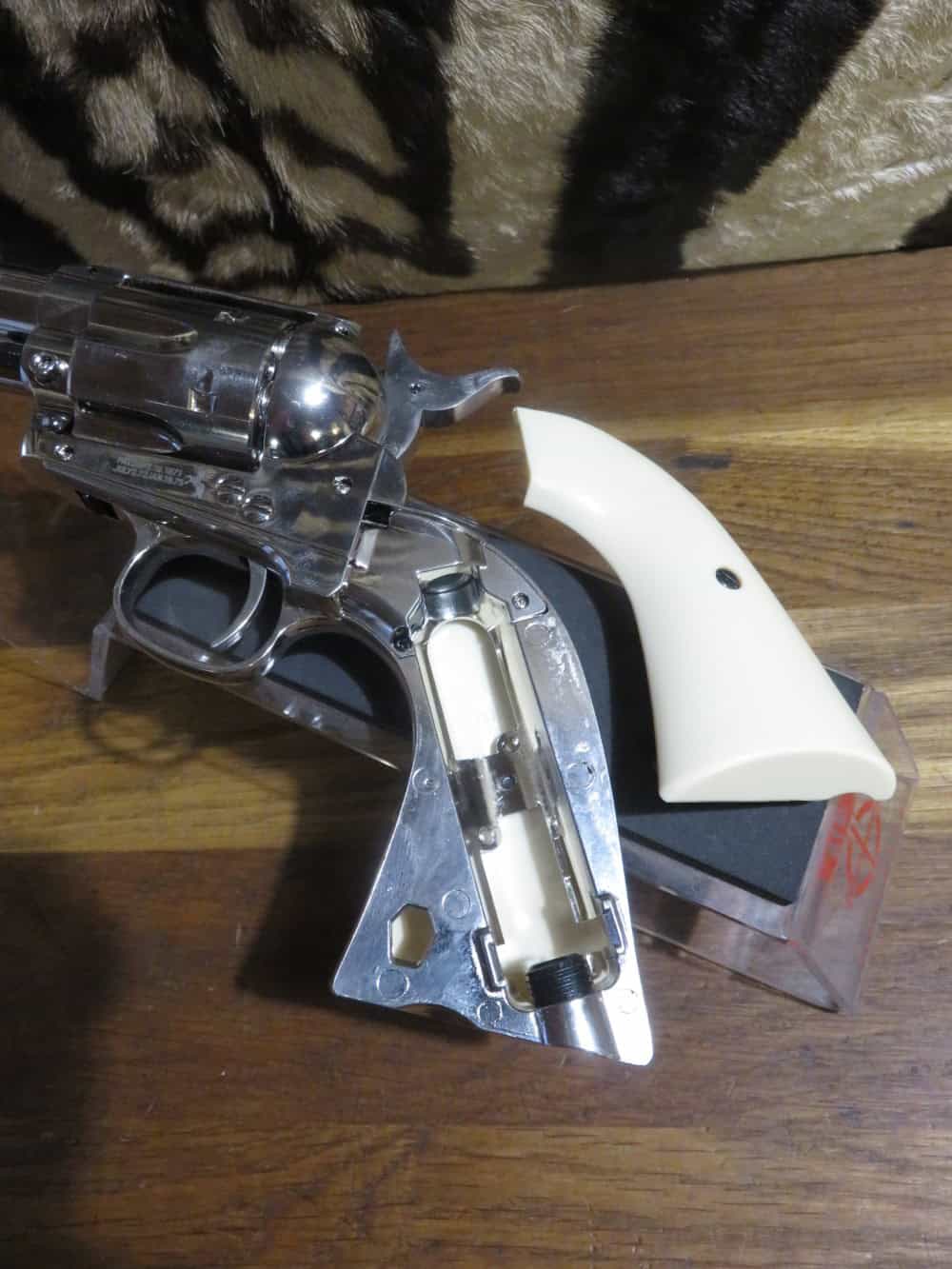 Revolver UMAREX Colt SAA.45 Co2 – Image 5